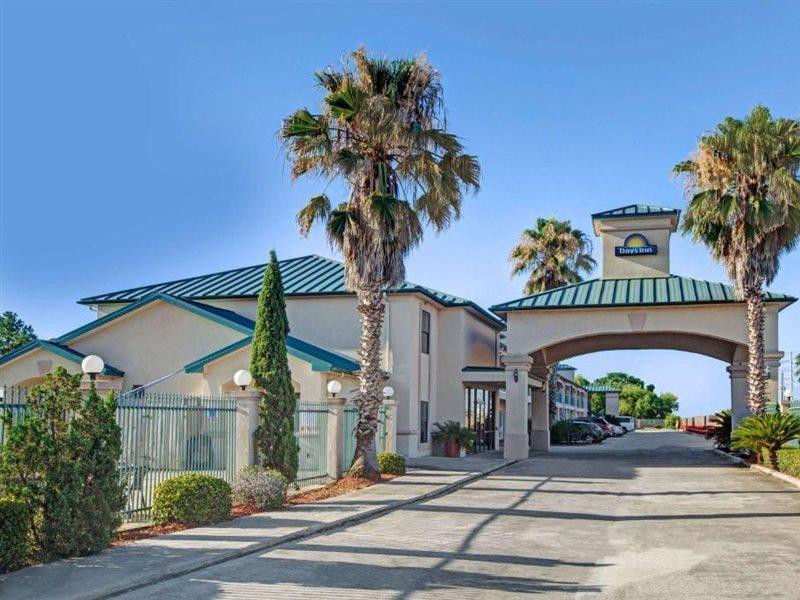 Days Inn & Suites By Wyndham Houston North - Spring Exterior photo